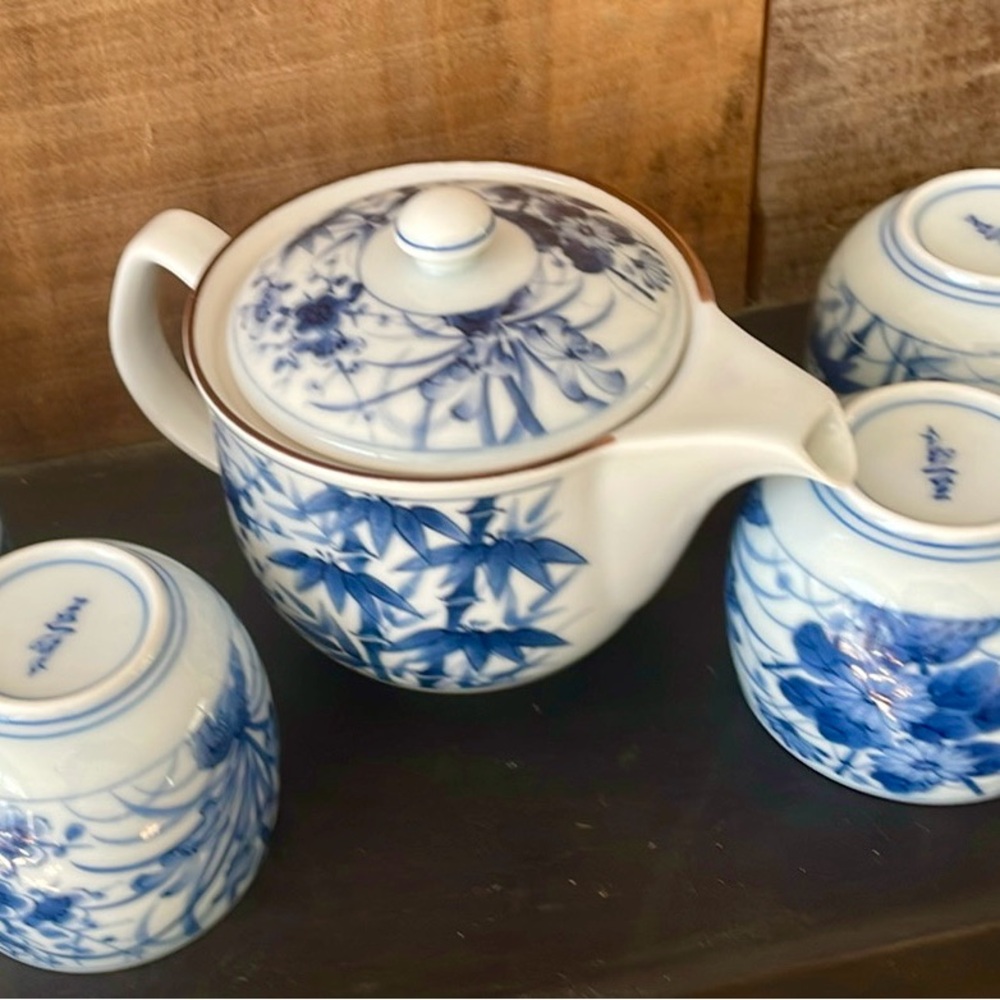 ❤️Vintage ARTIST SIGNED HANDPAINTED Blue White Floral ASIAN porcelain Teapot Set - Picture 4 of 9